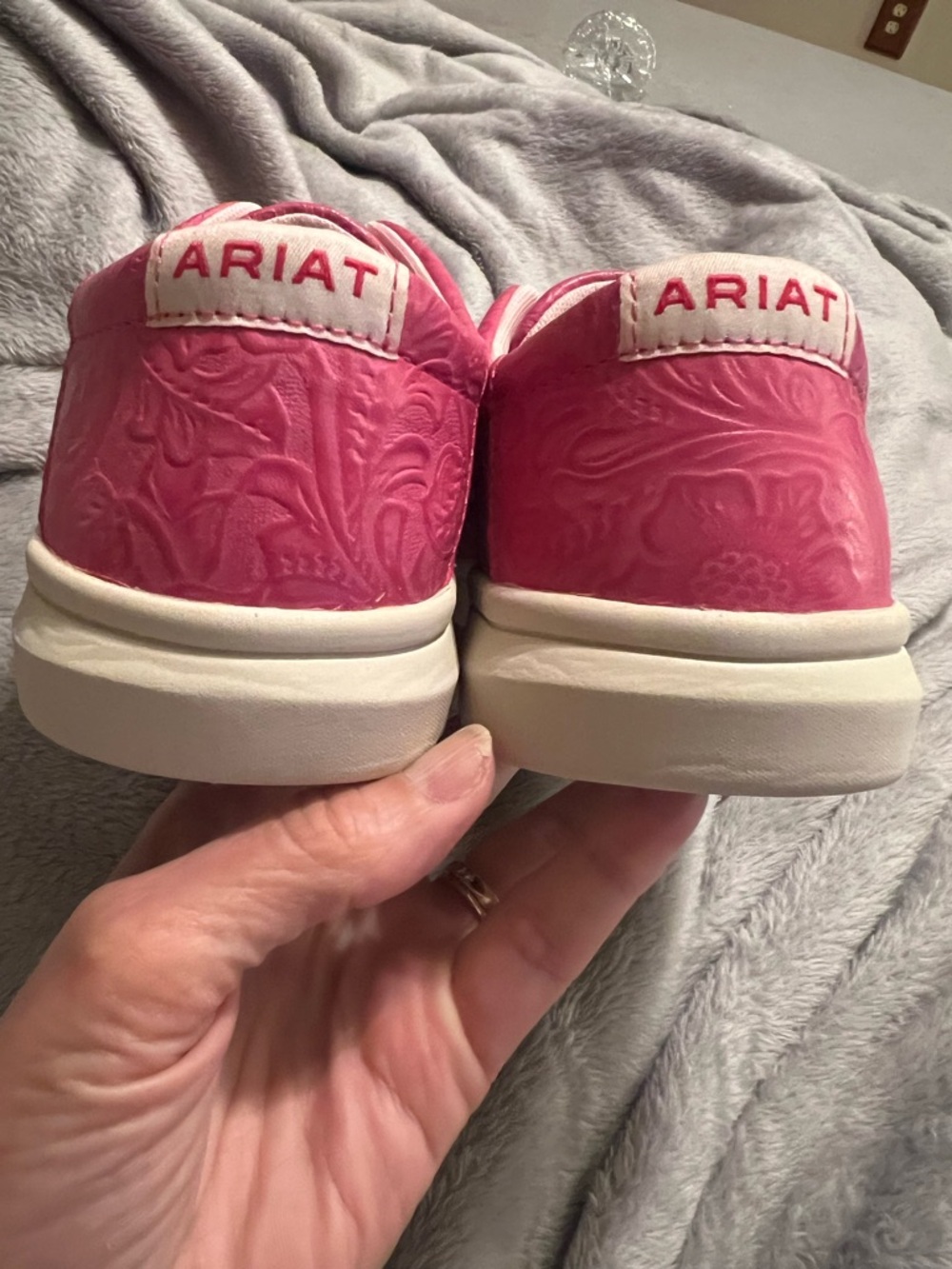 Ariat Hot Pink Floral Emboss Women’s Size 6 Leather Upper Shoes, new with tag - Picture 5 of 9